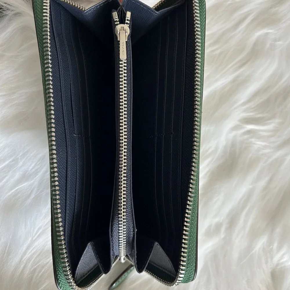 Coach Accordion Zip Green Pebbled Leather Wristlet‎ Wallet Excellent